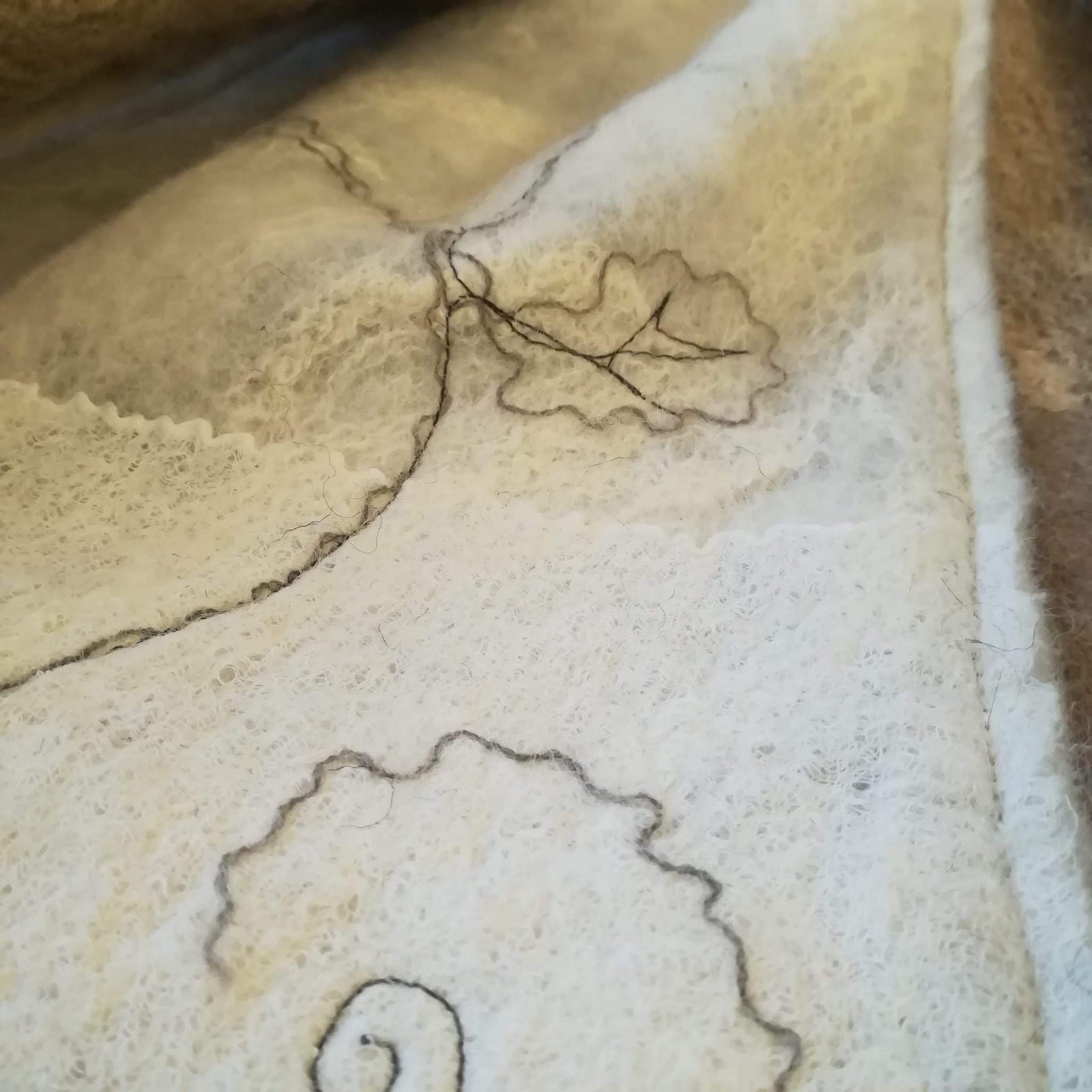 Giacca in lana e nuno feltro nelle tonalità del beige e bianco - immagine 5